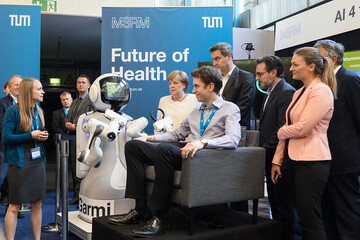 Bundeskanzlerin Dr. Angela Merkel und Bayerns Ministerpräsident Dr. Markus Söder haben im Mai 2019 die Munich School of Robotics and Machine Intelligence (MSRM) an der TU München besucht. Die MSRM soll im neuen "Künstliche Intelligenz-Programm" der Staatsregierung eine Schlüsselrolle spielen.